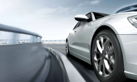 Mobil Bersiul Saat Melaju Di Kecepatan Tinggi