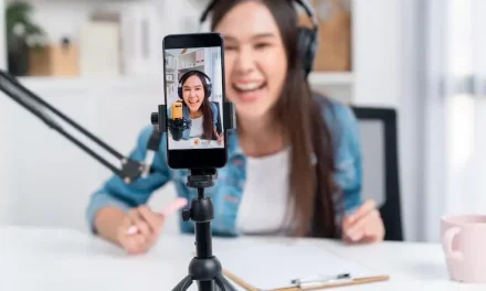 Kegiatan Menyiarkan Video Atau Live Streaming Meraih Cuan