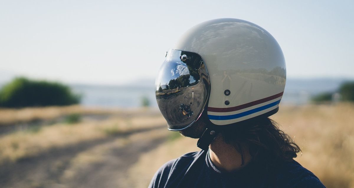 Bagian Pelindung Kepala Saat Berkendara Yaitu Helm