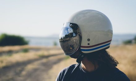 Bagian Pelindung Kepala Saat Berkendara Yaitu Helm