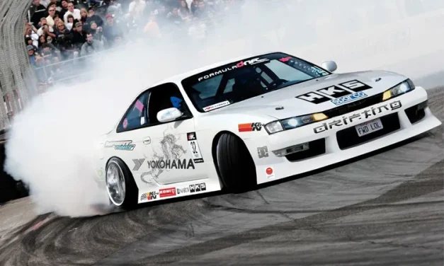 Atraksi Sebuah Mobil Dalam Melakukan Drifting