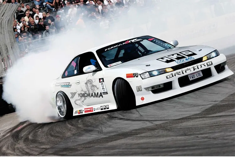 Atraksi Sebuah Mobil Dalam Melakukan Drifting