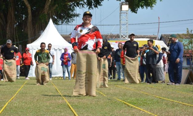 Kegiatan Tradisional Balapan Karung Menjadi Momen Seru