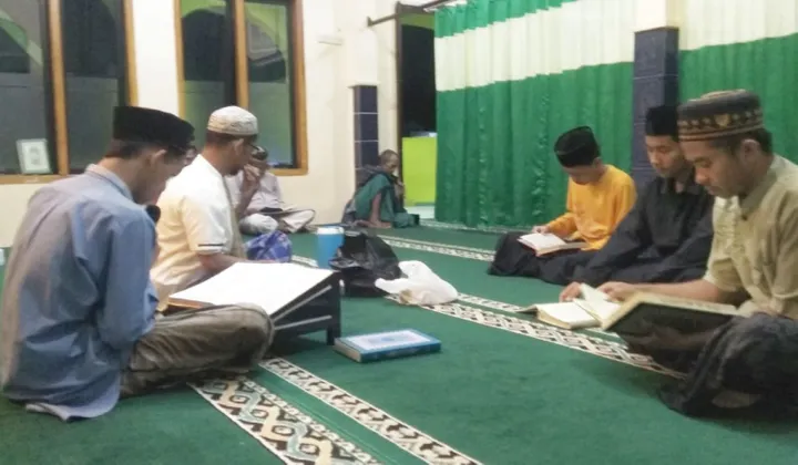 Aktivitas Tadarus Dalam Agama Islam Membaca Alquran