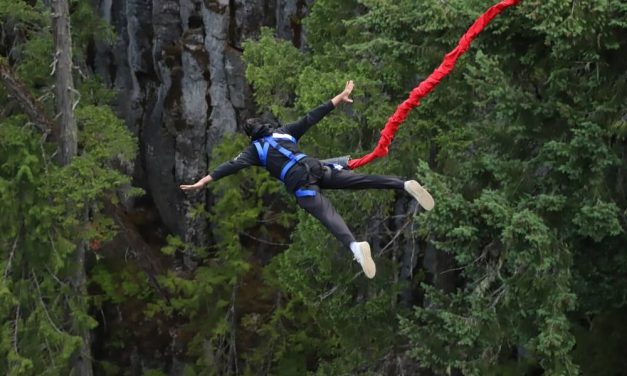 Olahraga Lompat Ekstrem Bungee Jumping Penuh Adrenalin