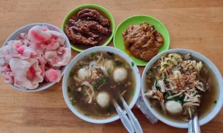 Makanan Berkuah Sop Atau Mie Dari Indonesia