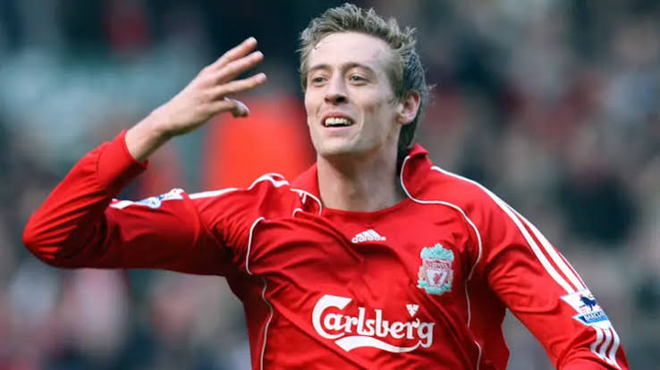 Fisik Tinggi Peter Crouch Menjadi Andalan Permainan