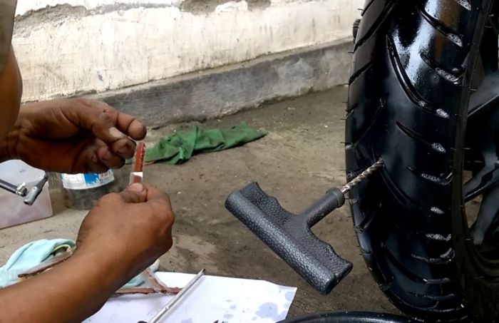 Penutup Ban Bocor Melalui Cairan Khusus Tubeless