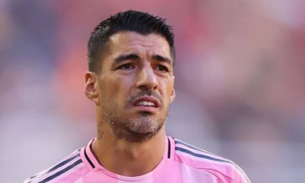 Pemain Uruguay Suarez Dengan Beberapa Konflik Di Lapangan