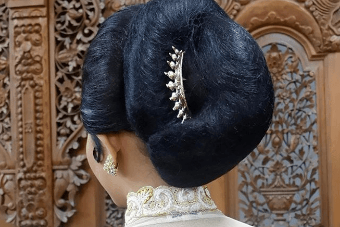 Penataan Gaya Sanggul Sebuah Rambut Palsu