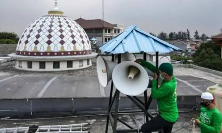 Perangkat Elektronik Speaker Dengan Pengeras Suara