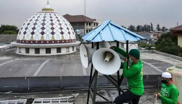 Perangkat Elektronik Speaker Dengan Pengeras Suara