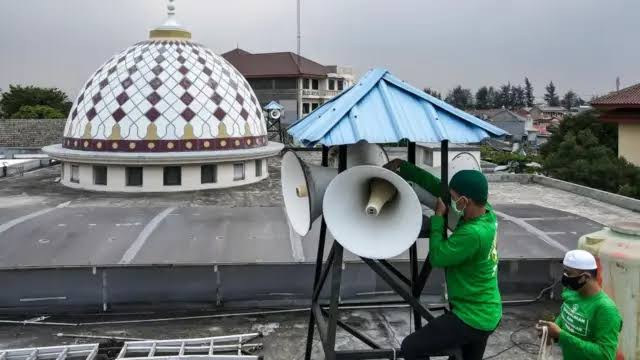 Perangkat Elektronik Speaker Dengan Pengeras Suara