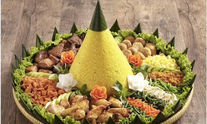 Hidangan Tradisional Nasi Tumpeng Untuk Acara