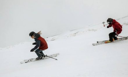 Olahraga Rekreasi Ski Di Musim Salju