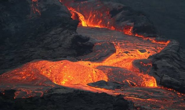 Cairan Panas Lava Gunung Yang Membahayakan Lingkungan