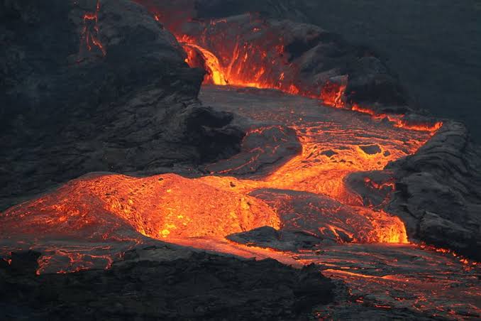 Cairan Panas Lava Gunung Yang Membahayakan Lingkungan