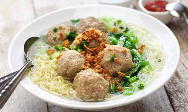Makanan Bulat Bakso Dengan Beberapa Toppingnya