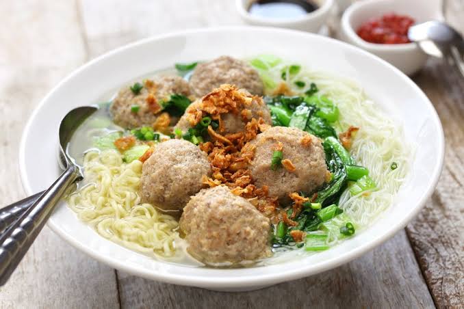 Makanan Bulat Bakso Dengan Beberapa Toppingnya