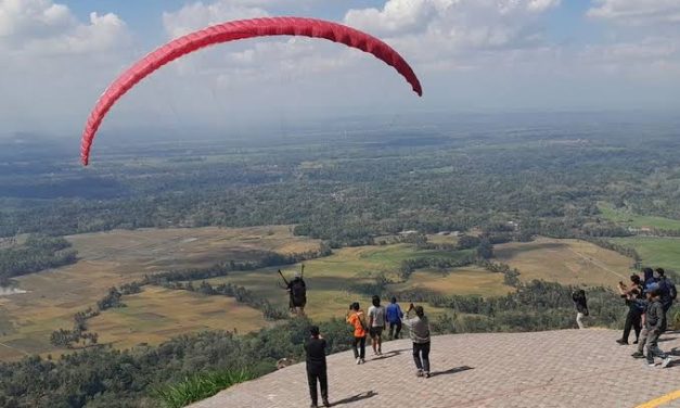 Olahraga Ekstrem Paralayang Dengan Terbang Di Udara