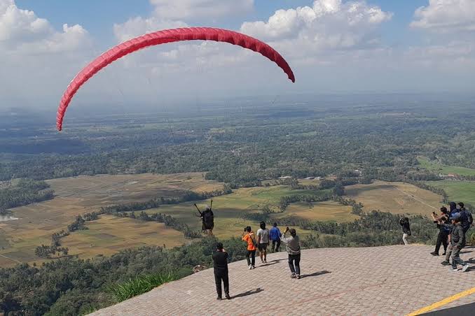 Olahraga Ekstrem Paralayang Dengan Terbang Di Udara