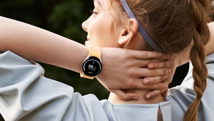 Perangkat Elektronik Smartwatch Dengan Berbagai Fungsi Utama