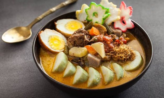 Makanan Unik Lontong Berbahan Dasar Beras
