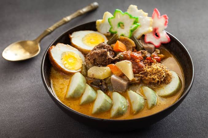 Makanan Unik Lontong Berbahan Dasar Beras