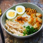 Makanan Lembut Bubur Dengan Berbagai Topping