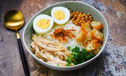 Makanan Lembut Bubur Dengan Berbagai Topping