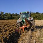 Sebuah Kendaraan Pembajak Bermotor Traktor