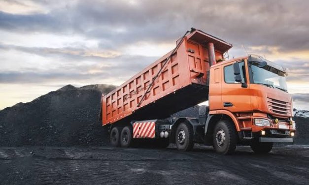 Sebuah Kendaraan Pengangkut Barang Yaitu Truk